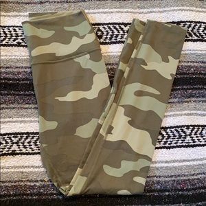 Victoria Secret Pink // high rise camo leggings